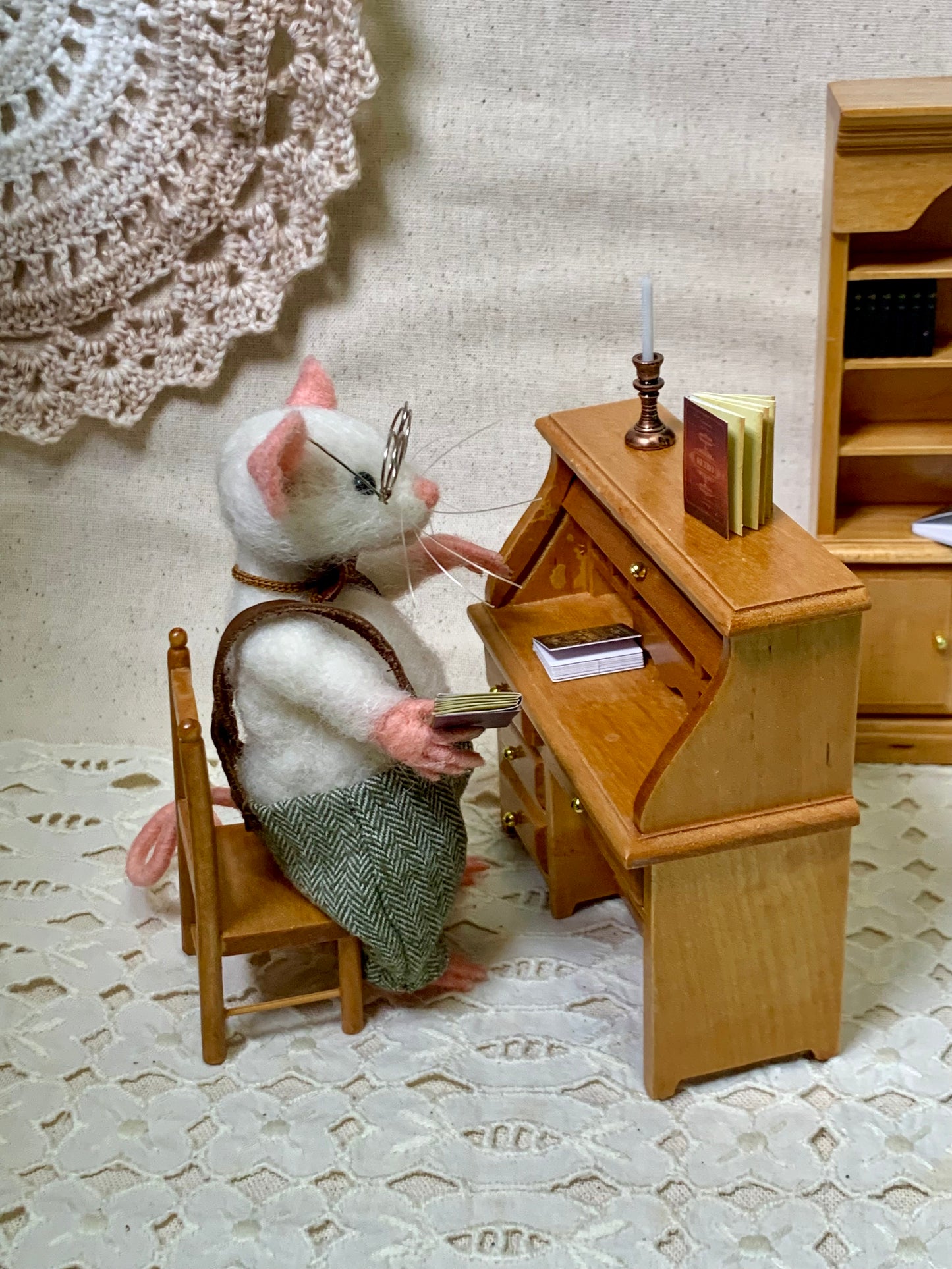 Librarian Mouse – Needle Felted Mouse – Handmade Wool Art Doll, Whimsical Collectible, Vintage Librarian Decor, Gift for Book Lovers