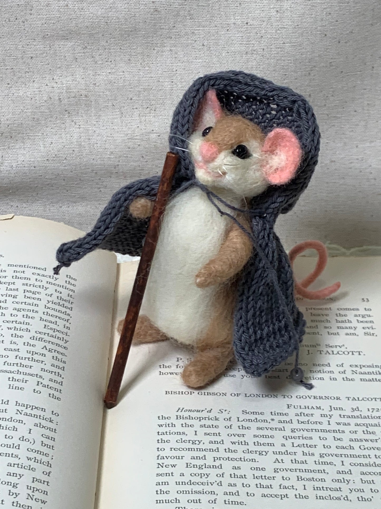 Peter the Mouse – Needle Felted Wool Wanderer with Cloak & Walking Stick | Handmade Collectible Art Doll