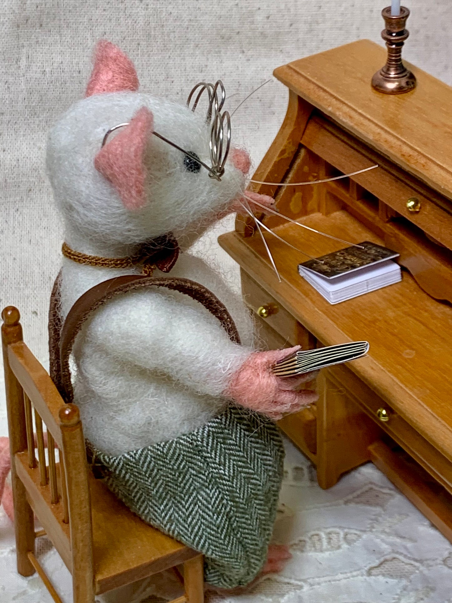 Librarian Mouse – Needle Felted Mouse – Handmade Wool Art Doll, Whimsical Collectible, Vintage Librarian Decor, Gift for Book Lovers