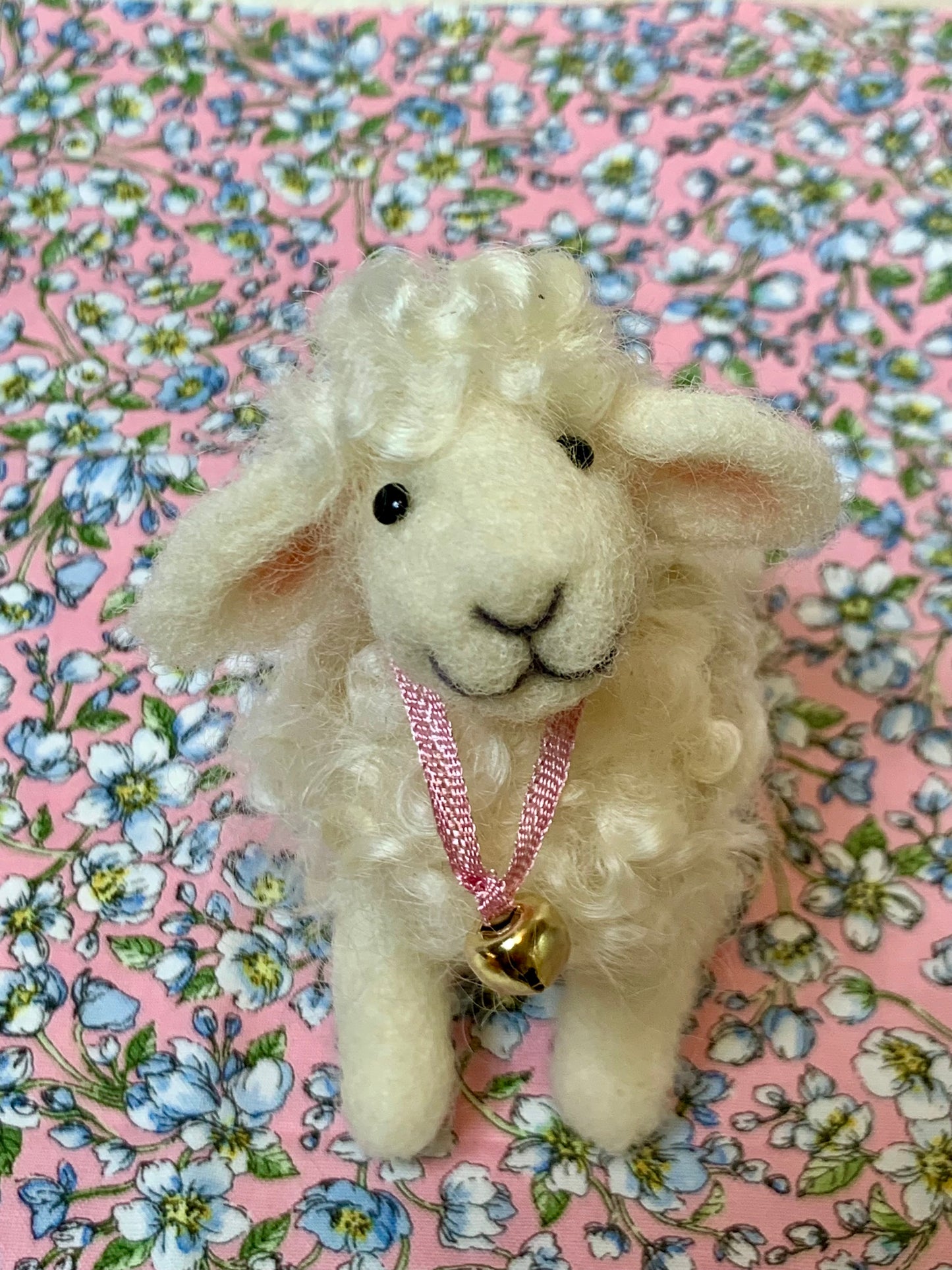 Needle Felted Sheep Lillibelle – Handmade Wool Animal, Soft Pastel Spring Decor, Collectible Waldorf Doll, Farmhouse Gift