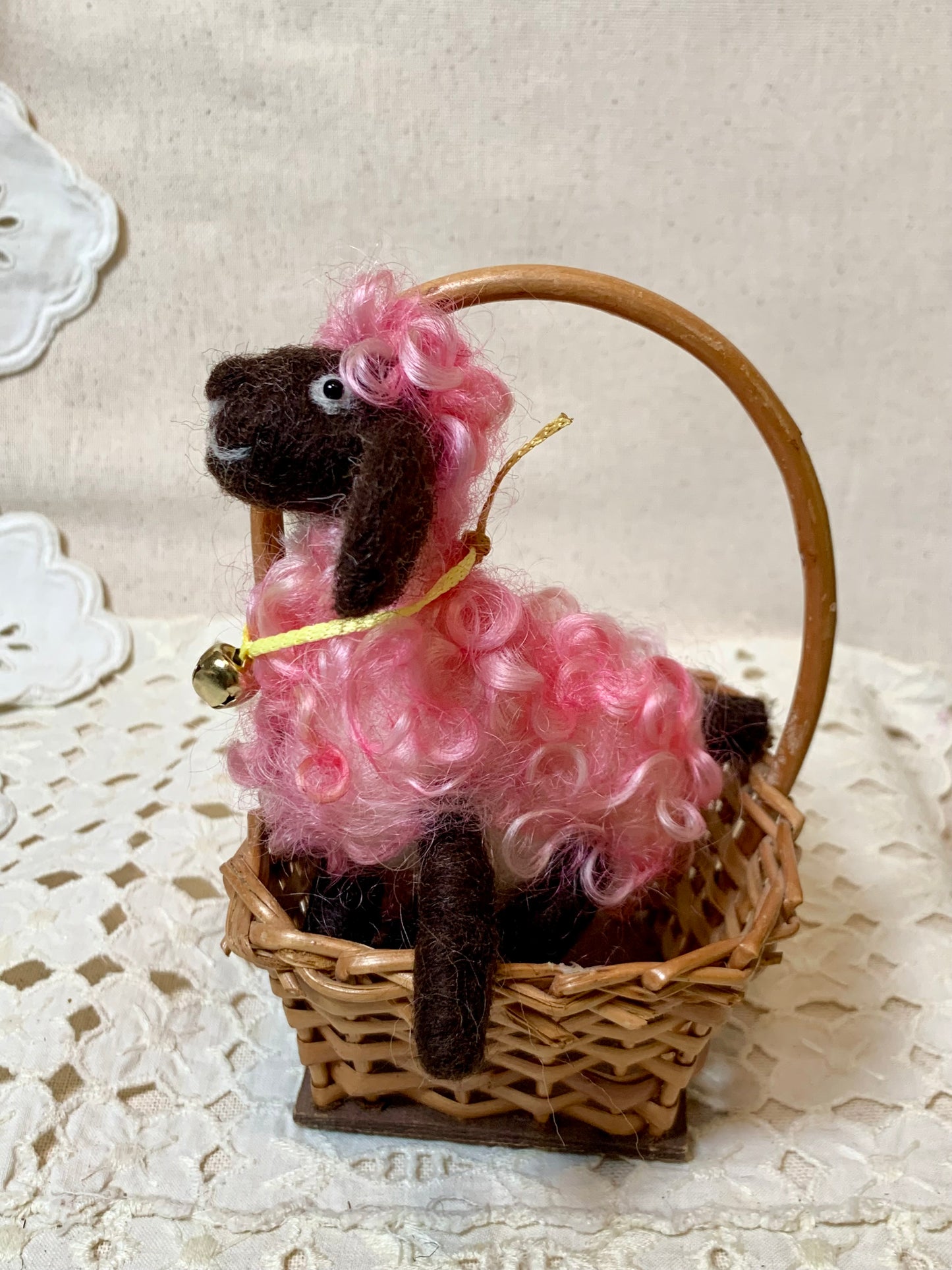 Needle Felted Sheep Clover – Handmade Wool Animal, Soft Pastel Spring Decor, Collectible Waldorf Doll, Farmhouse Gift