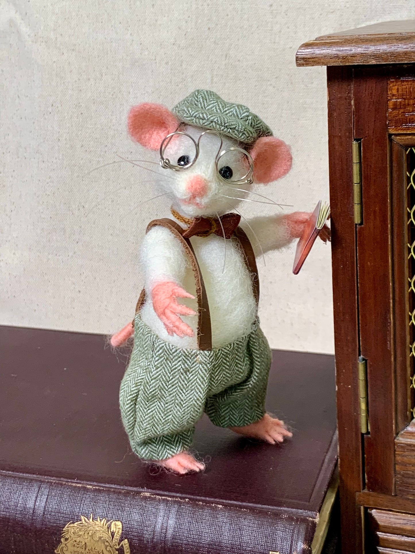 Librarian Mouse – Needle Felted Mouse – Handmade Wool Art Doll, Whimsical Collectible, Vintage Librarian Decor, Gift for Book Lovers