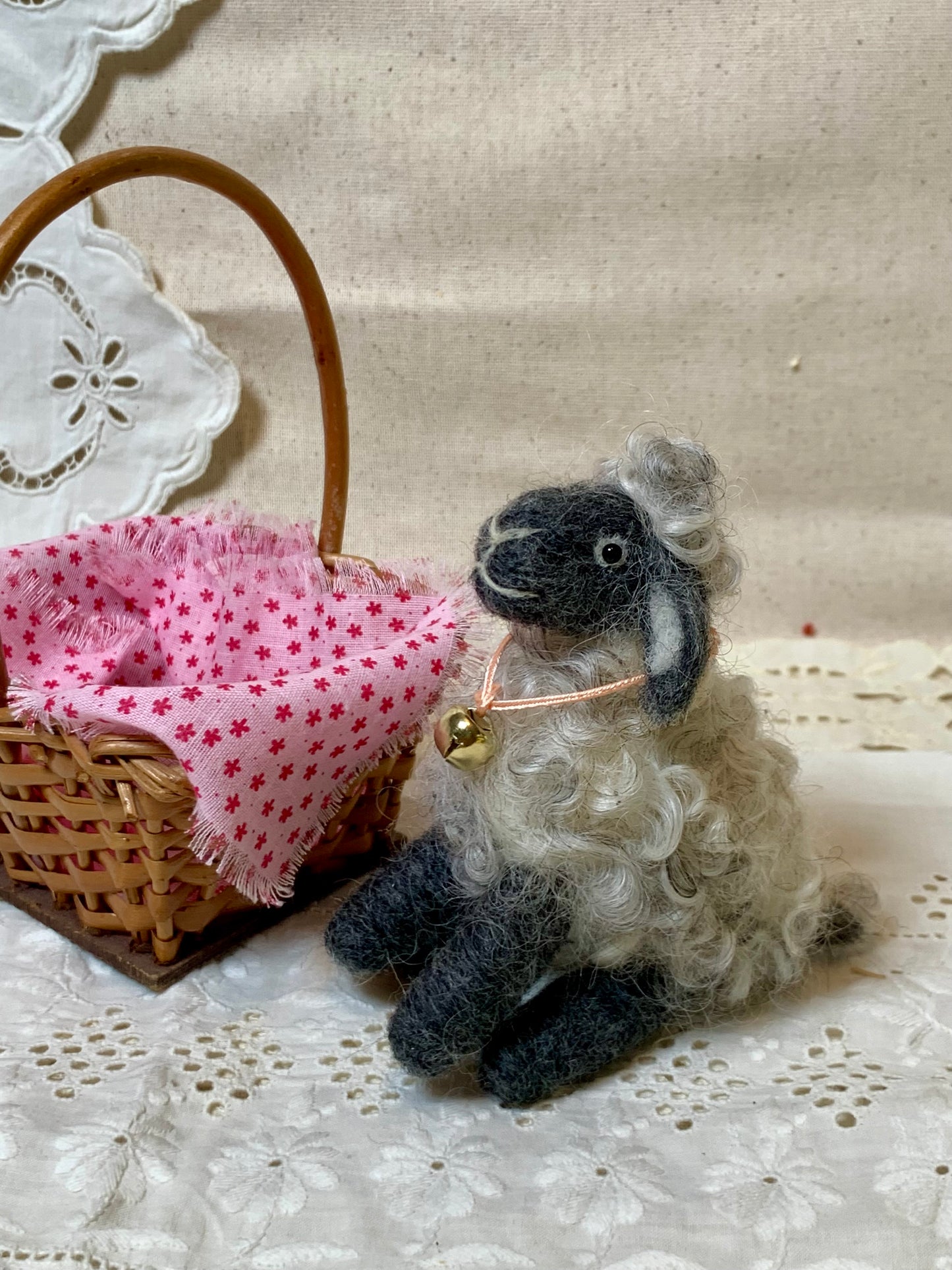 Needle Felted Sheep Clover – Handmade Wool Animal, Soft Pastel Spring Decor, Collectible Waldorf Doll, Farmhouse Gift