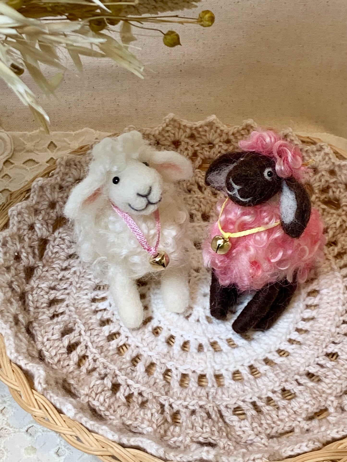 Needle Felted Sheep Clover – Handmade Wool Animal, Soft Pastel Spring Decor, Collectible Waldorf Doll, Farmhouse Gift