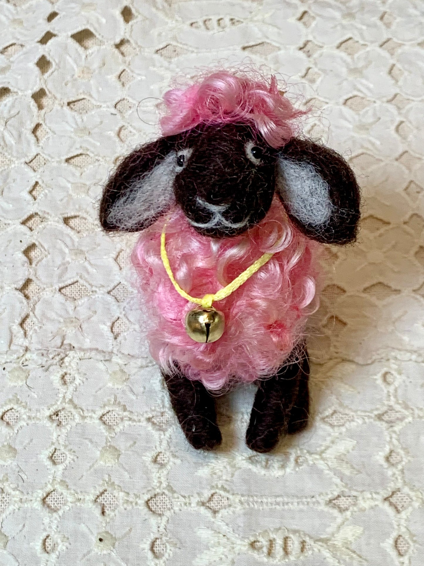 Needle Felted Sheep Clover – Handmade Wool Animal, Soft Pastel Spring Decor, Collectible Waldorf Doll, Farmhouse Gift