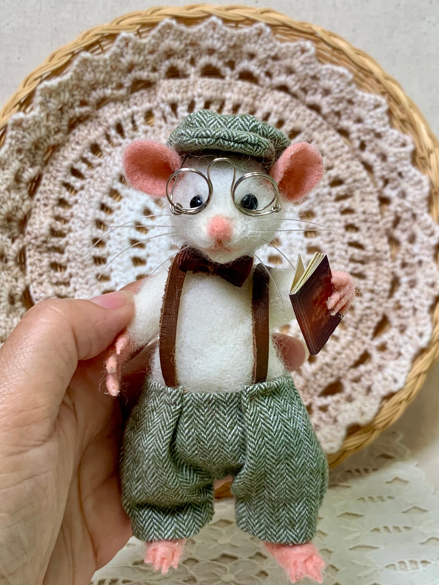 Librarian Mouse – Needle Felted Mouse – Handmade Wool Art Doll, Whimsical Collectible, Vintage Librarian Decor, Gift for Book Lovers