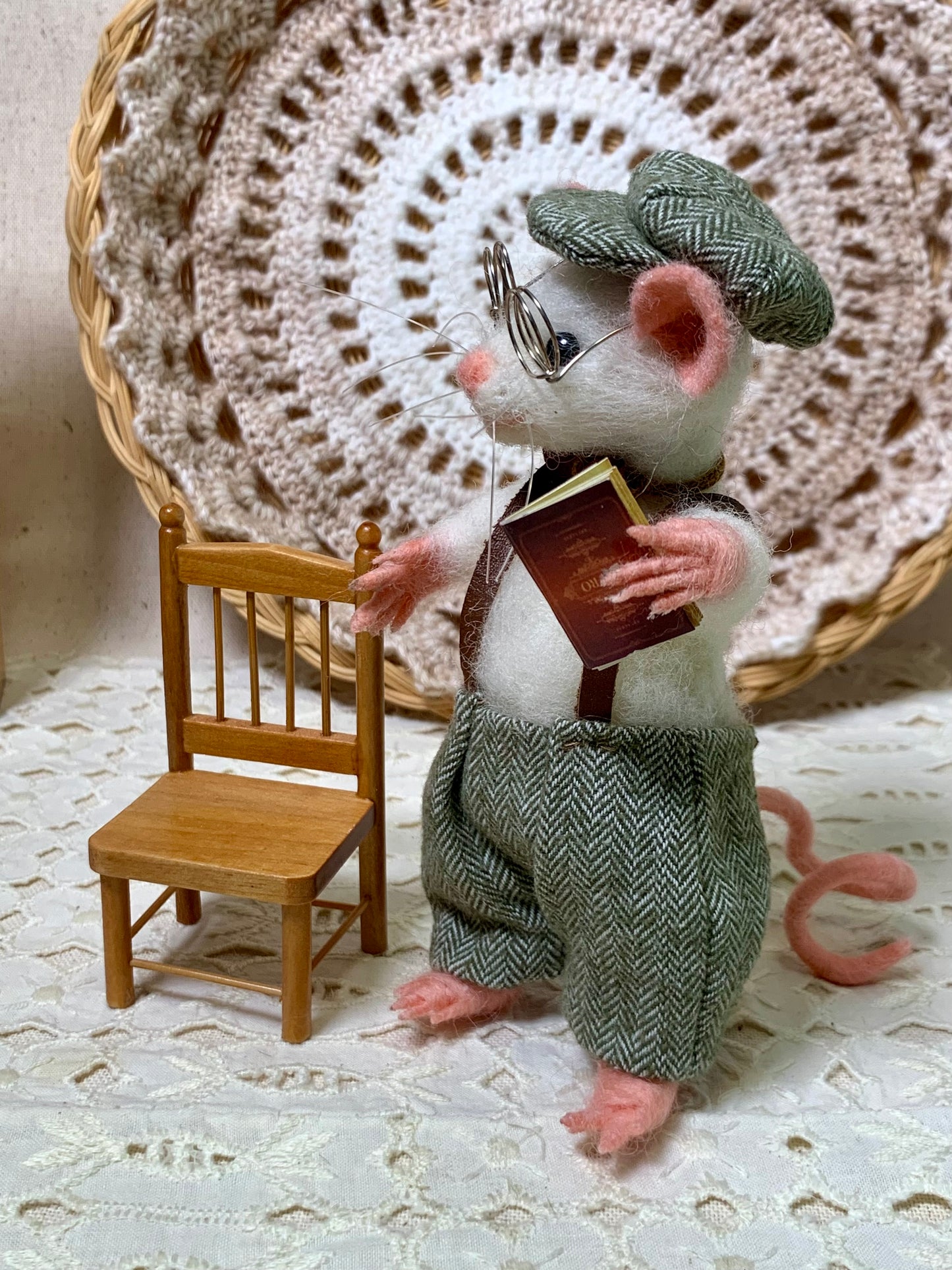 Librarian Mouse – Needle Felted Mouse – Handmade Wool Art Doll, Whimsical Collectible, Vintage Librarian Decor, Gift for Book Lovers