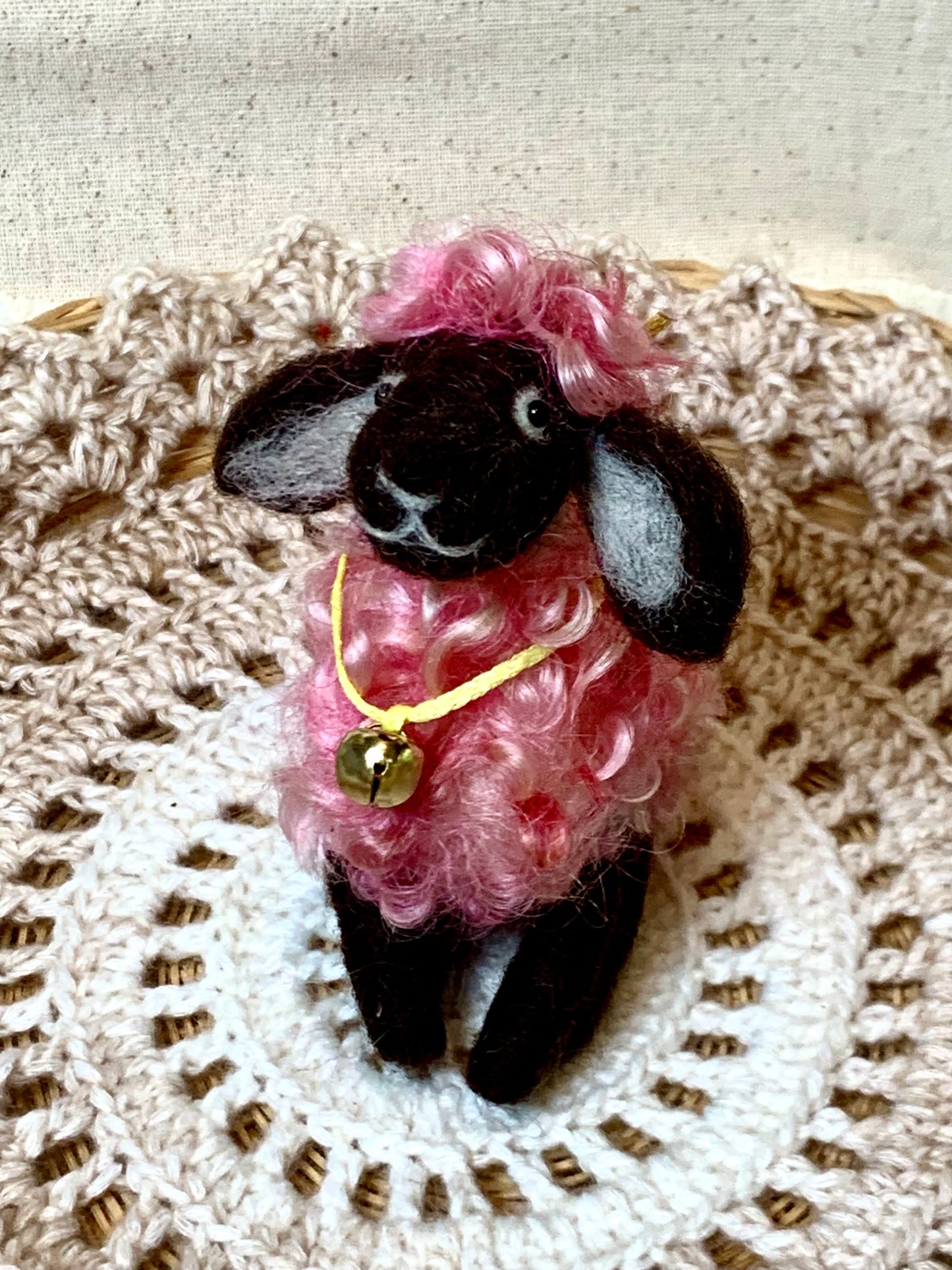 Needle Felted Sheep Clover – Handmade Wool Animal, Soft Pastel Spring Decor, Collectible Waldorf Doll, Farmhouse Gift