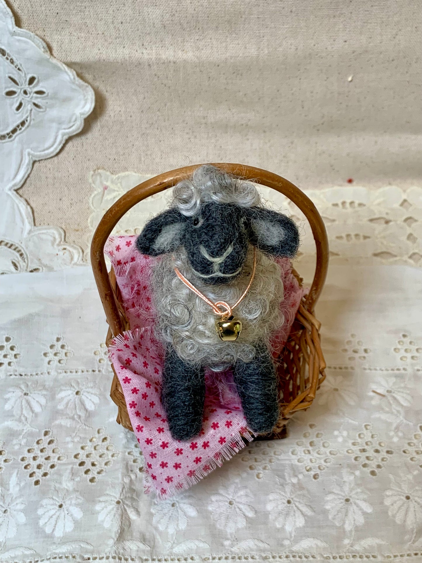 Needle Felted Sheep Clover – Handmade Wool Animal, Soft Pastel Spring Decor, Collectible Waldorf Doll, Farmhouse Gift