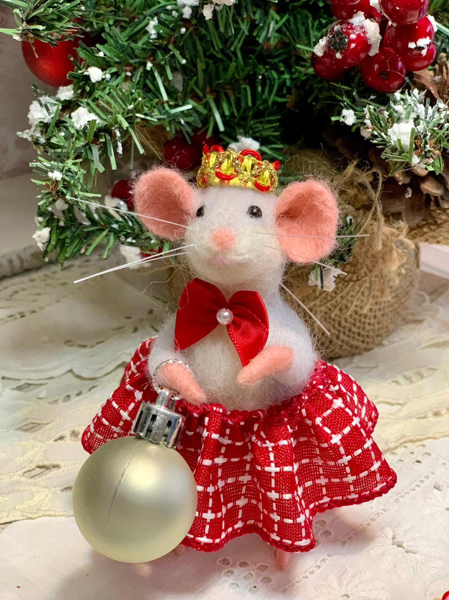 Needle-Felted Christmas Mouse Pippa – Handmade Natural Fiber Art Doll | Whimsical Woodland Decor Collectible Dressed Figurine