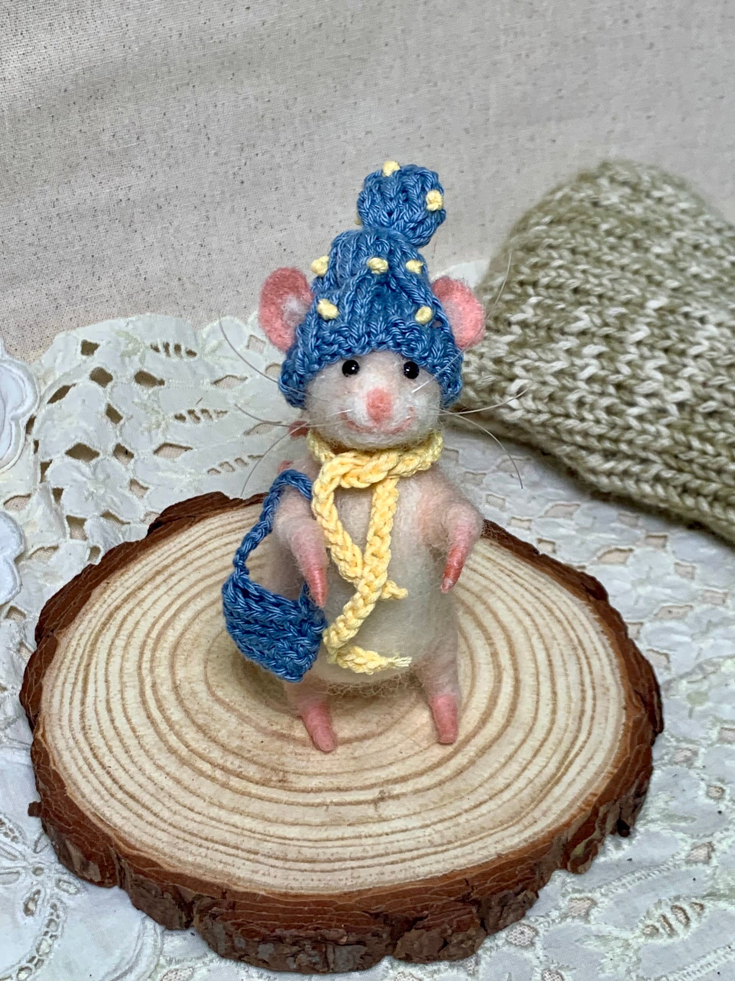 Handmade Needle Felted Mouse – Whimsical Wool Art Dolls in Colorful Outfits – Collectible Figurines, Gift for Mouse Lovers