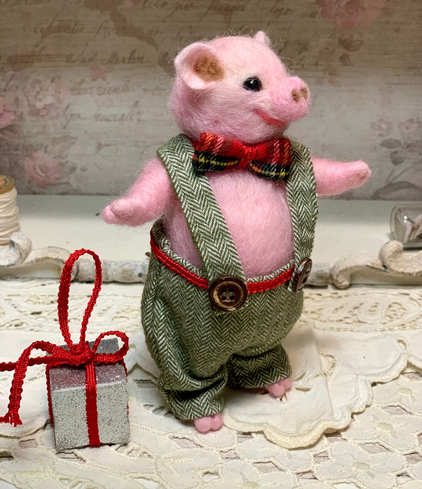 Needle Felted Christmas Pig in Festive Outfit – Handmade Cute Piggy Toy – Perfect Gift for Pig Lovers – Farm Animal Plush – Wool Pig Figurine