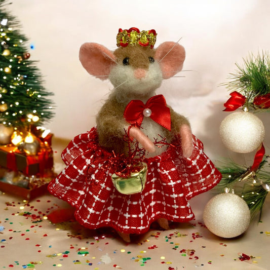 Needle-Felted Christmas Mouse Pippa – Handmade Natural Fiber Art Doll | Whimsical Woodland Decor Collectible Dressed Figurine