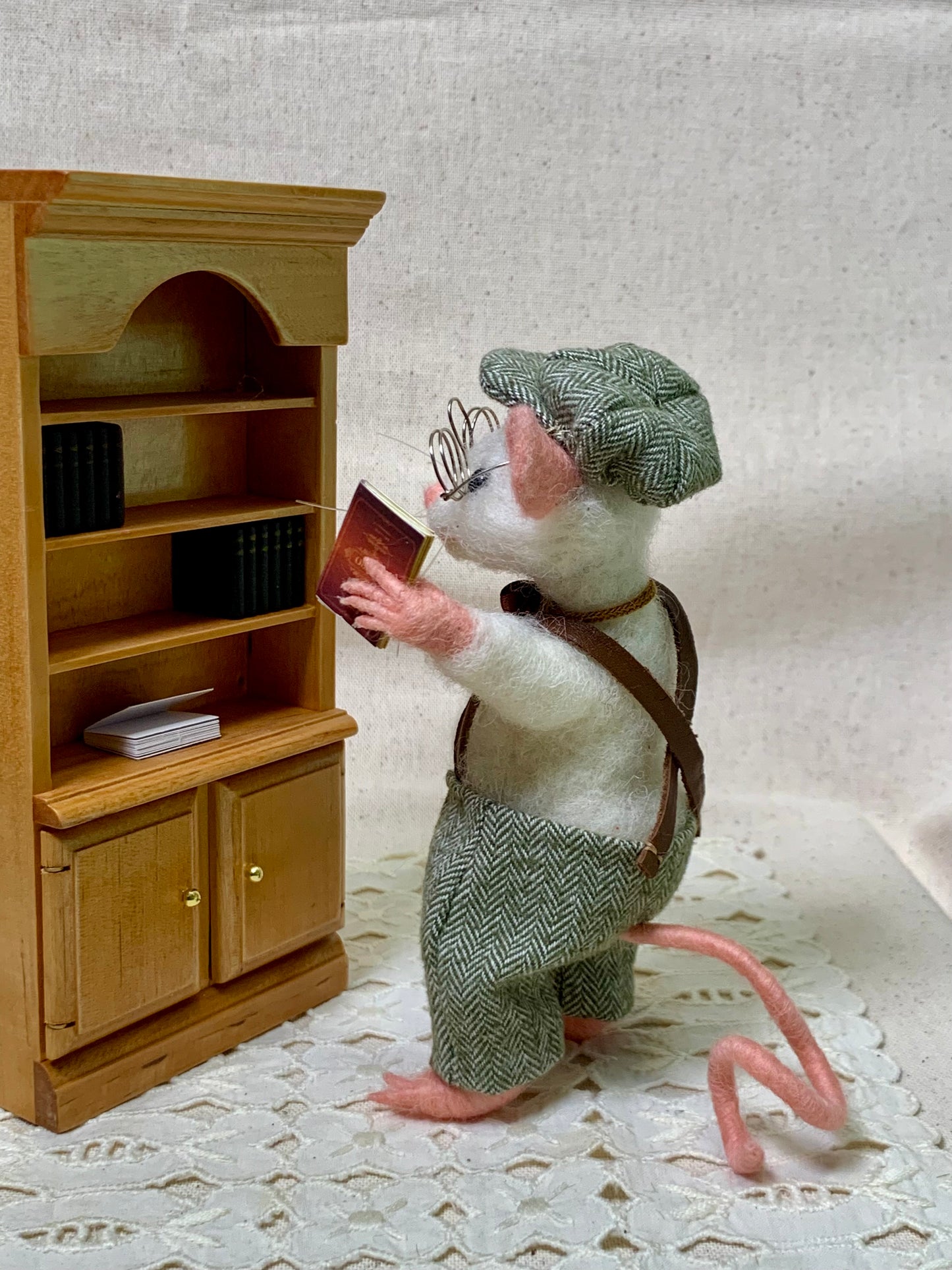 Librarian Mouse – Needle Felted Mouse – Handmade Wool Art Doll, Whimsical Collectible, Vintage Librarian Decor, Gift for Book Lovers