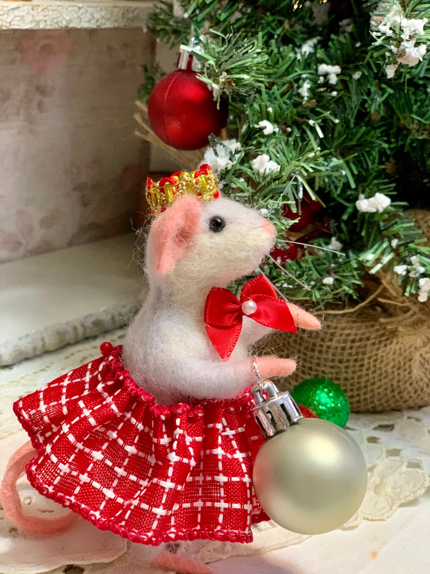 Needle-Felted Christmas Mouse Pippa – Handmade Natural Fiber Art Doll | Whimsical Woodland Decor Collectible Dressed Figurine