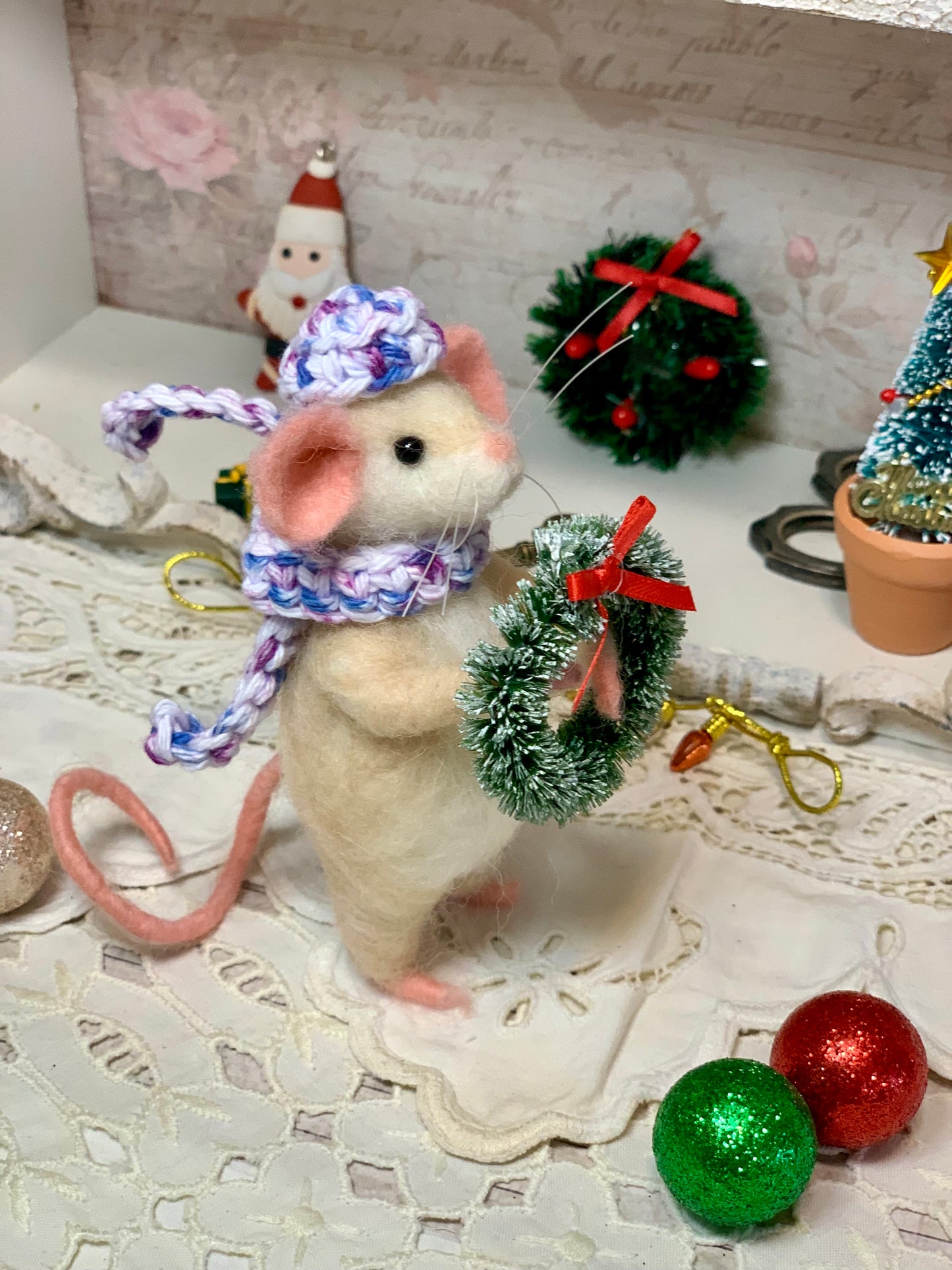 Christmas Mouse Pip - Handmade Needle-Felted Waldorf-Inspired Toy with Winter Wreath, Festive Decoration or Collectible Gift