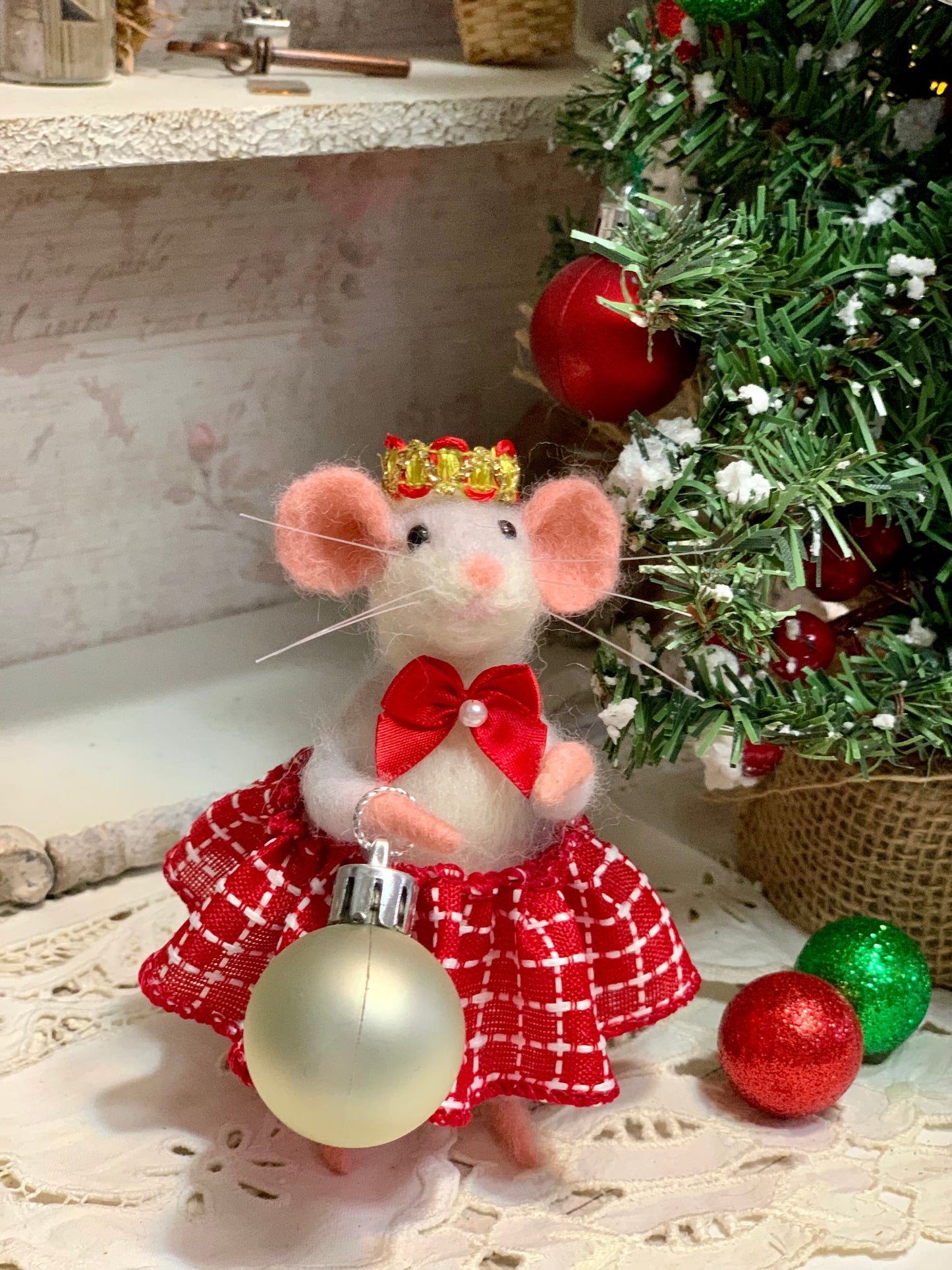 Needle-Felted Christmas Mouse Pippa – Handmade Natural Fiber Art Doll | Whimsical Woodland Decor Collectible Dressed Figurine