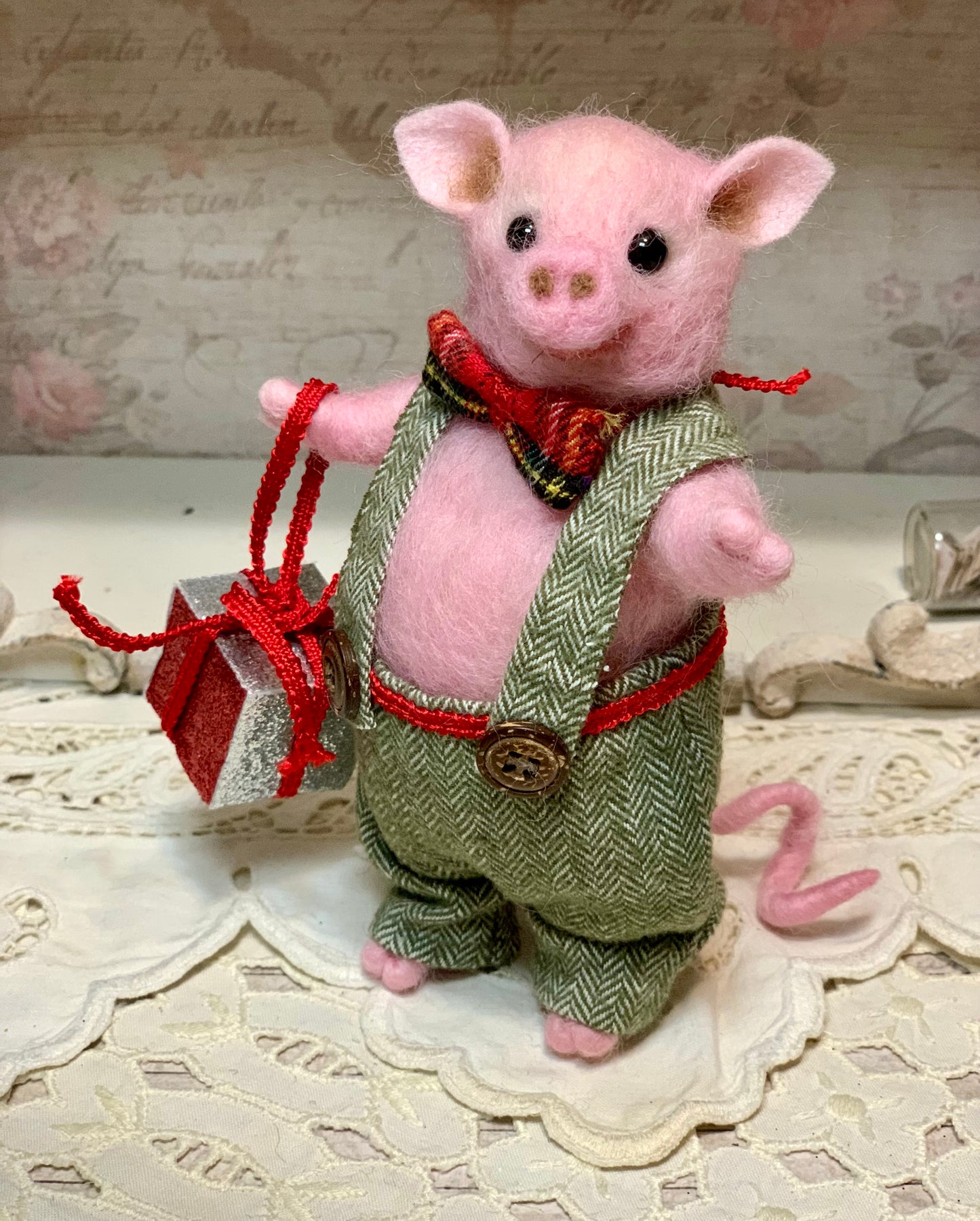 Needle Felted Christmas Pig in Festive Outfit – Handmade Cute Piggy Toy – Perfect Gift for Pig Lovers – Farm Animal Plush – Wool Pig Figurine