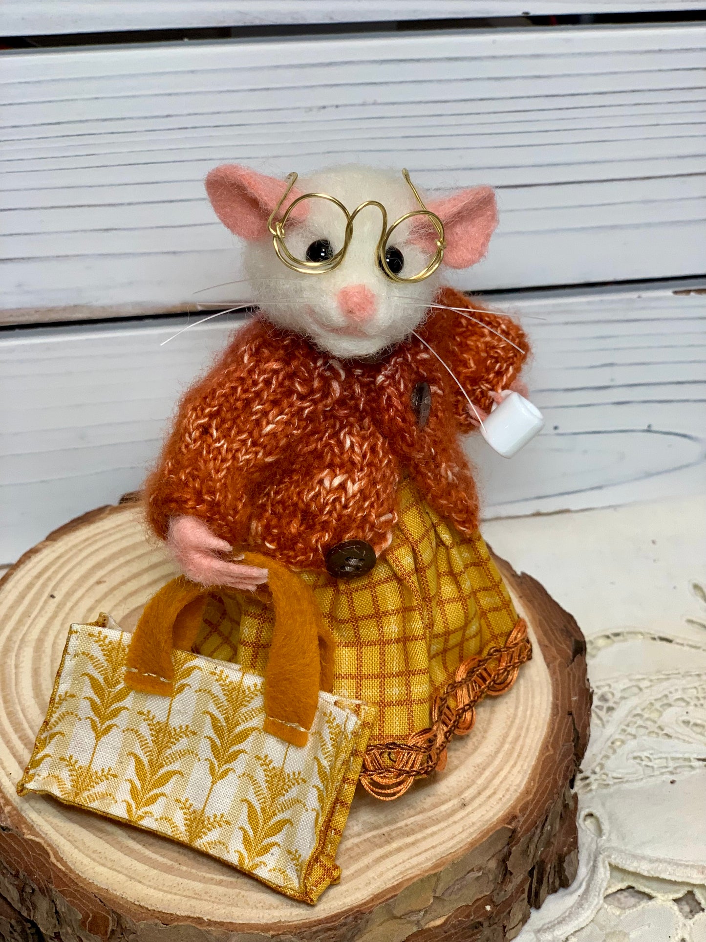 Maple Needle-Felted Mouse – Handmade Autumn Decor, Cute Coffee Lover Mouse, Fall Gift, Wool Figurine for Mouse Collectors Stuffed Animal Toy