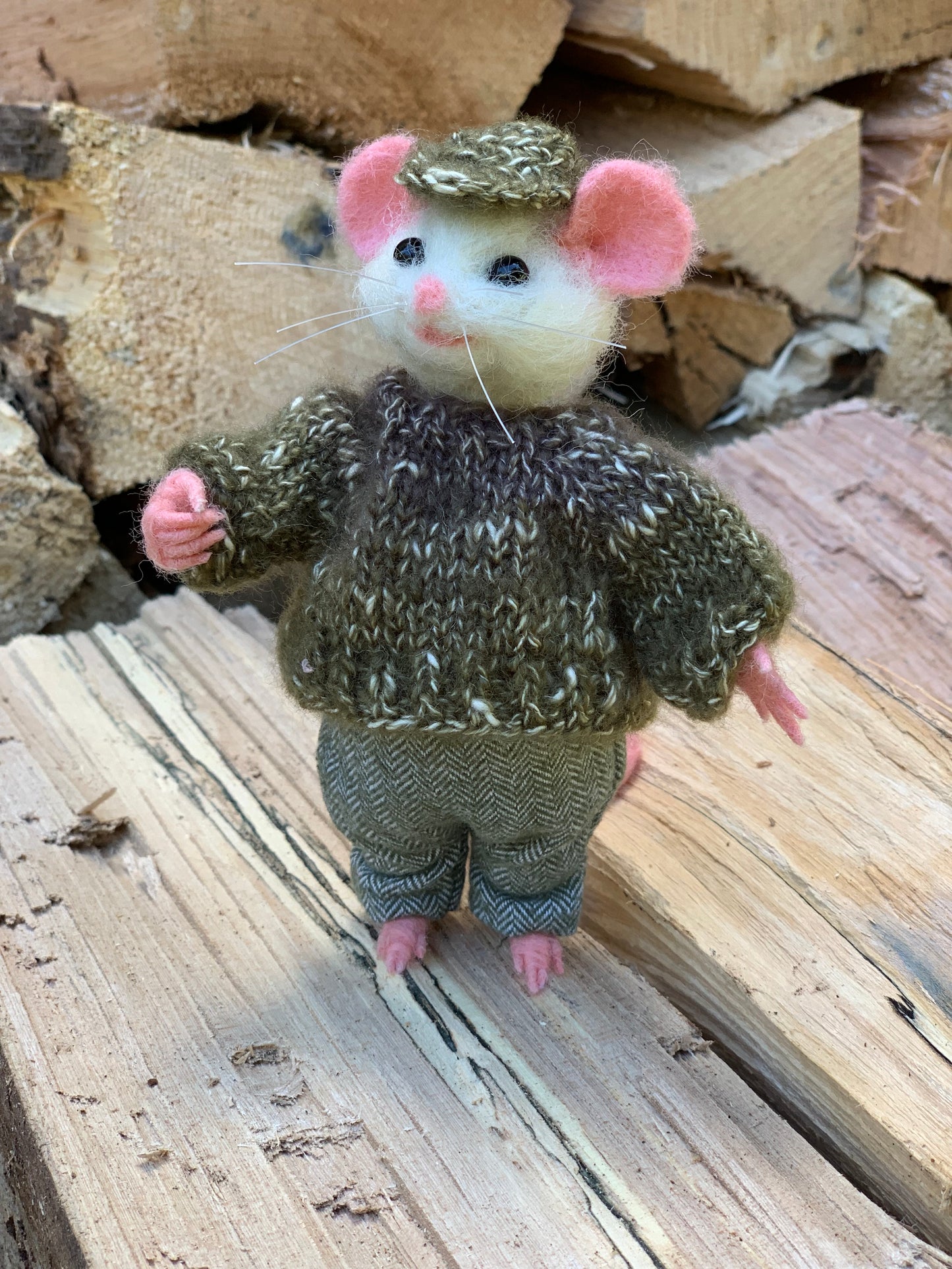 Needle-Felted Lucas the Mouse – Handmade Natural Fiber Art Doll | Whimsical Collectible with Autumn Leaf