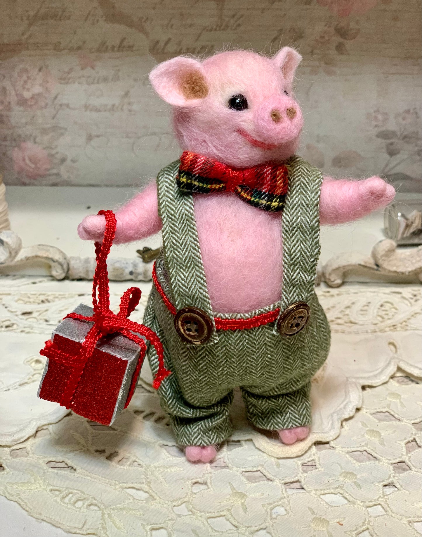 Needle Felted Christmas Pig in Festive Outfit – Handmade Cute Piggy Toy – Perfect Gift for Pig Lovers – Farm Animal Plush – Wool Pig Figurine