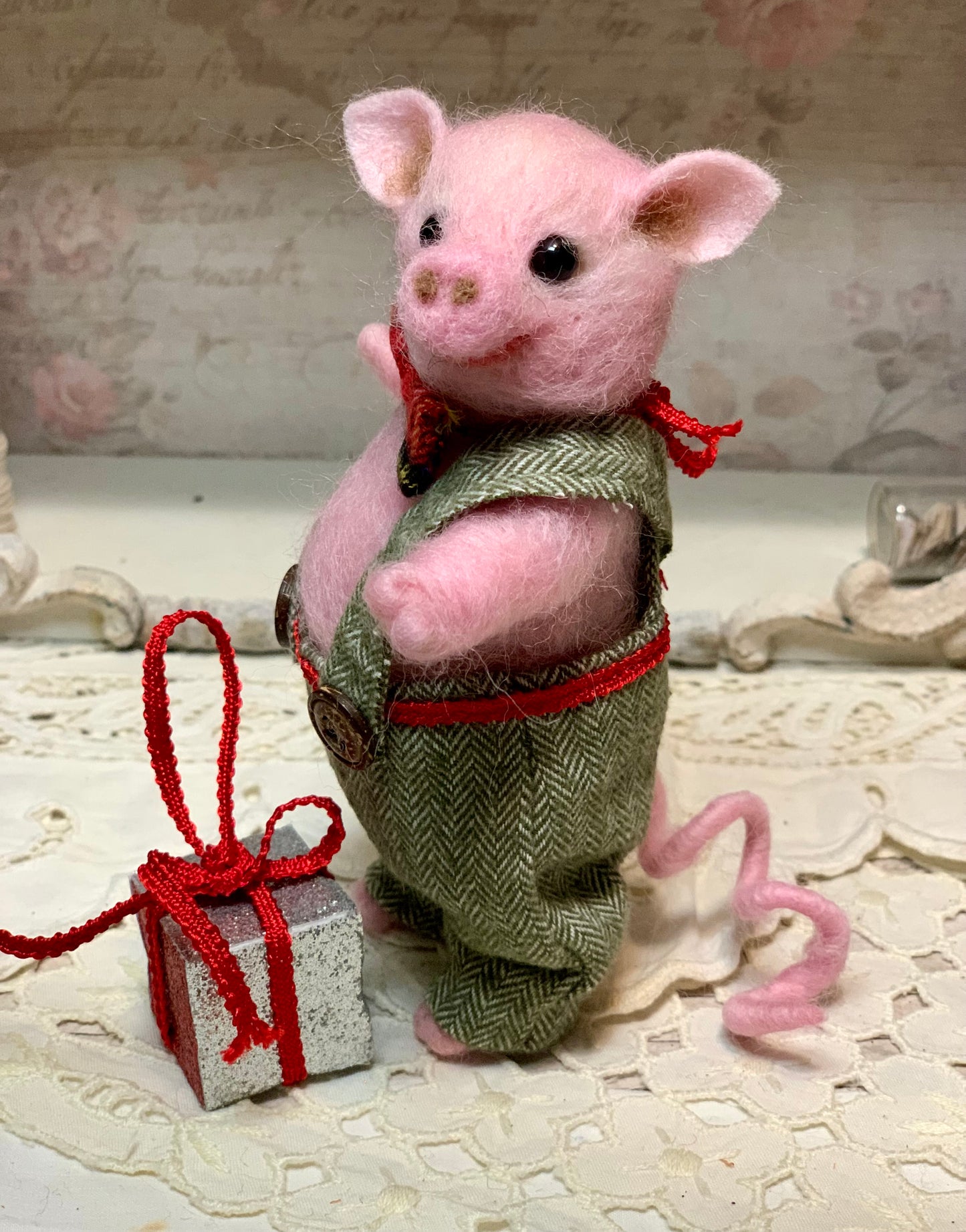 Needle Felted Christmas Pig in Festive Outfit – Handmade Cute Piggy Toy – Perfect Gift for Pig Lovers – Farm Animal Plush – Wool Pig Figurine