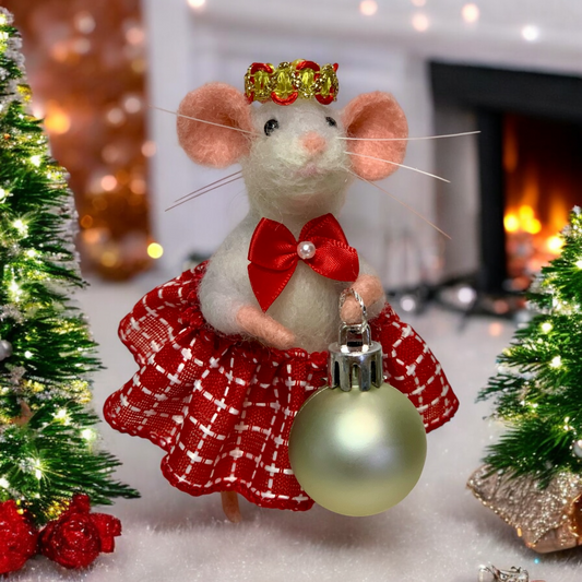 Needle-Felted Christmas Mouse Pippa – Handmade Natural Fiber Art Doll | Whimsical Woodland Decor Collectible Dressed Figurine