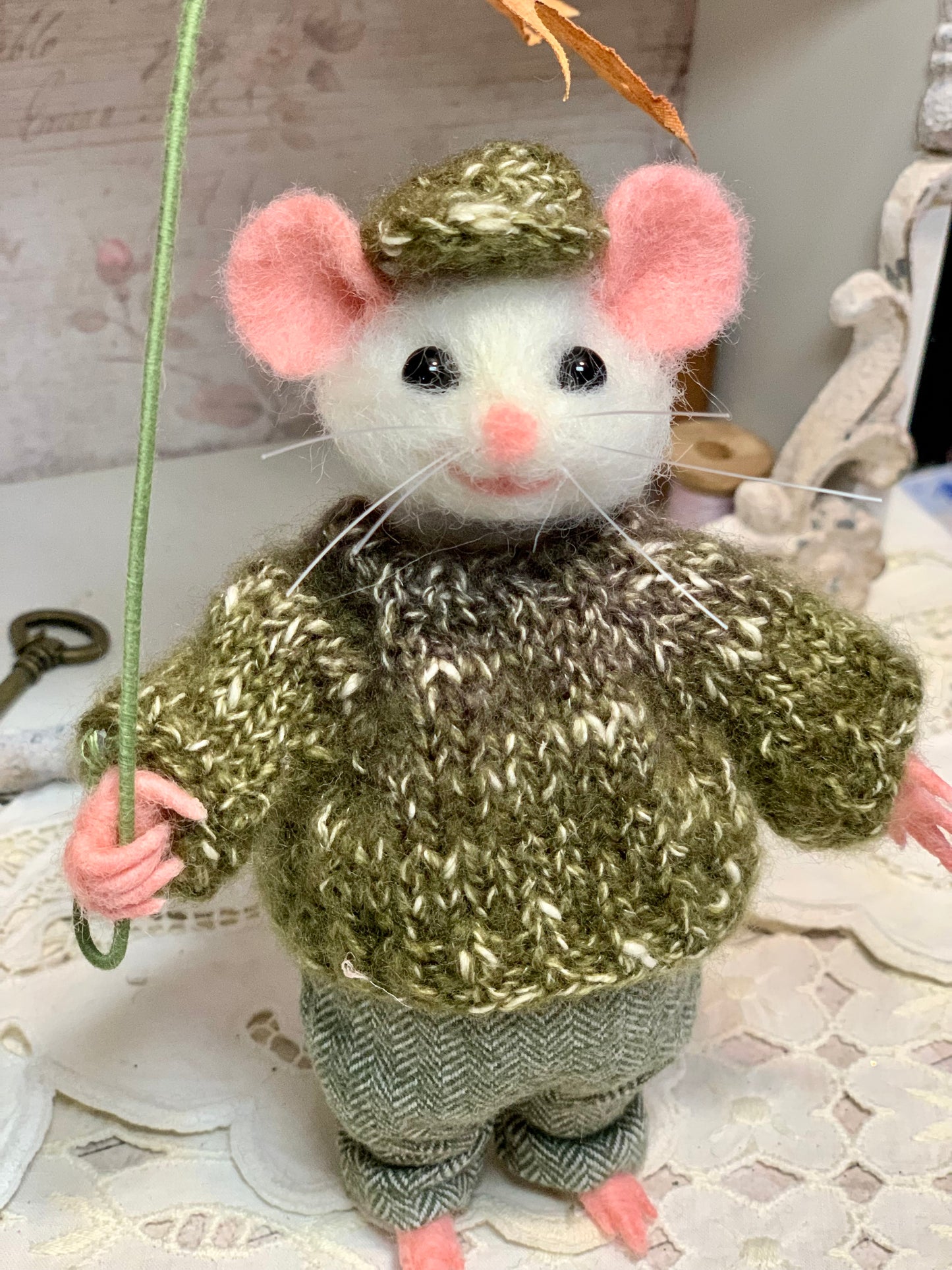 Needle-Felted Lucas the Mouse – Handmade Natural Fiber Art Doll | Whimsical Collectible with Autumn Leaf