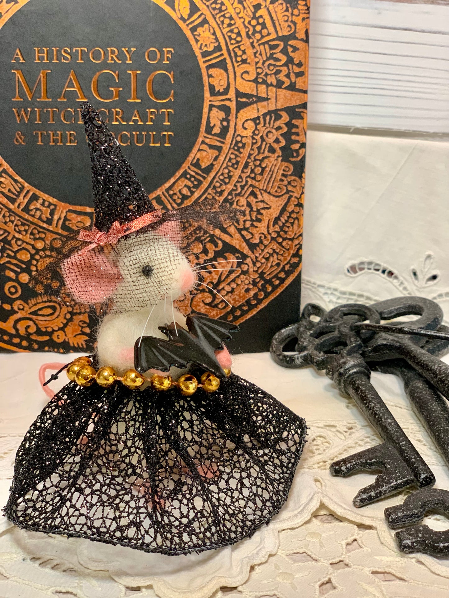 Needle-Felted Pippa the Witch Mouse – Handmade Natural Fiber Art Doll | Whimsical Woodland Decor Collectible Dressed Figurine