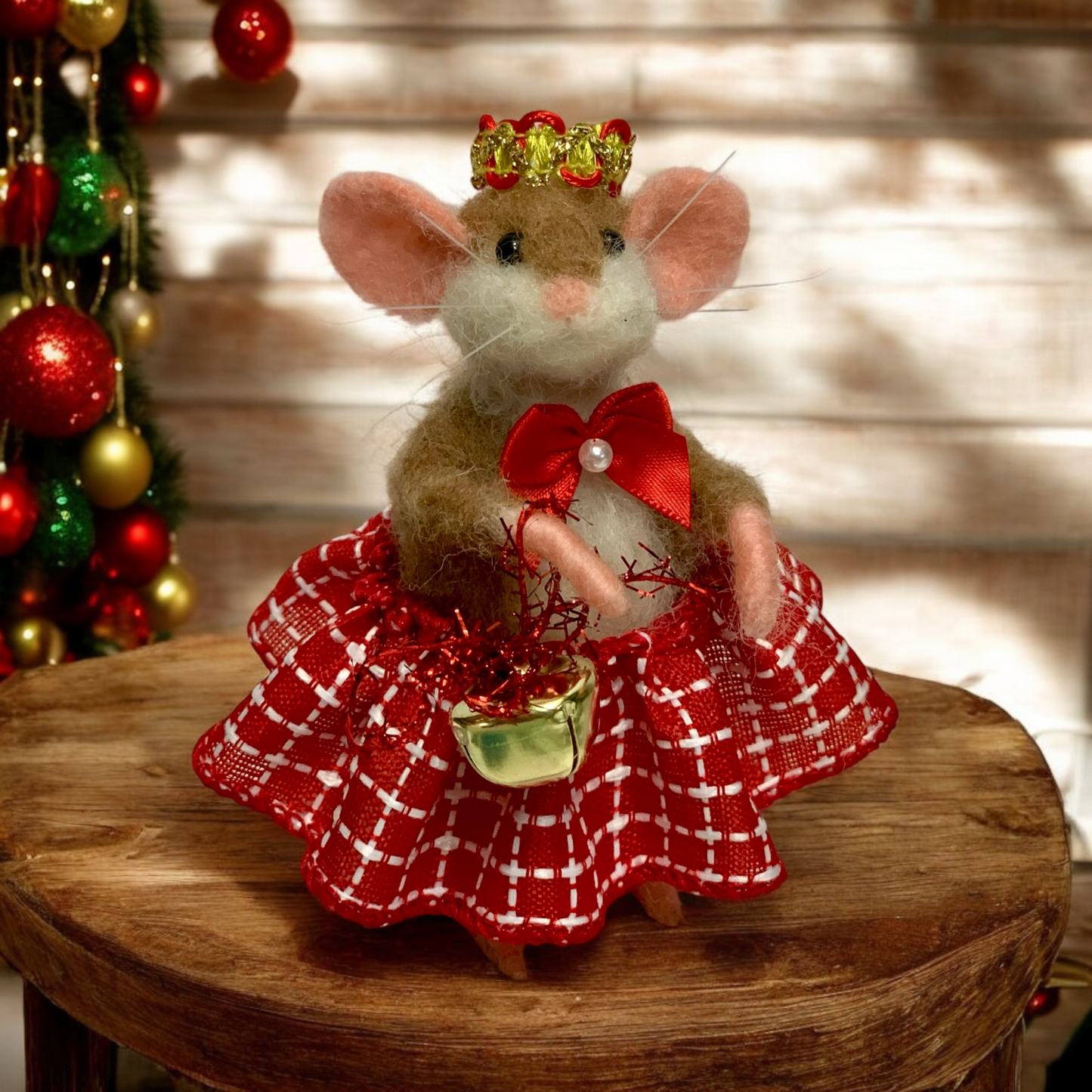 Needle-Felted Christmas Mouse Pippa – Handmade Natural Fiber Art Doll | Whimsical Woodland Decor Collectible Dressed Figurine