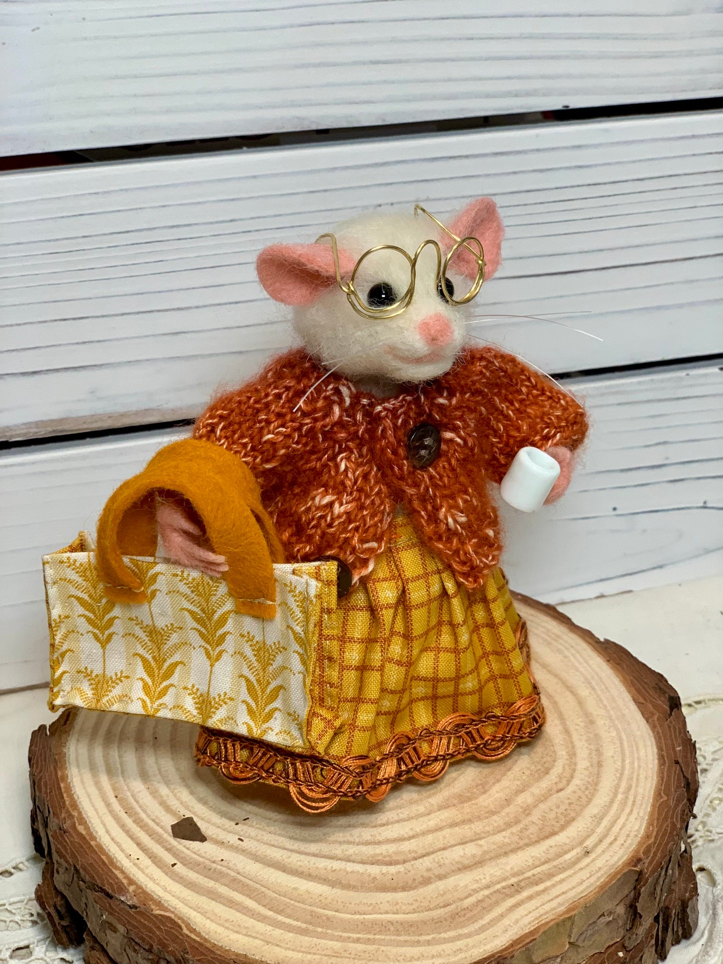 Maple Needle-Felted Mouse – Handmade Autumn Decor, Cute Coffee Lover Mouse, Fall Gift, Wool Figurine for Mouse Collectors Stuffed Animal Toy