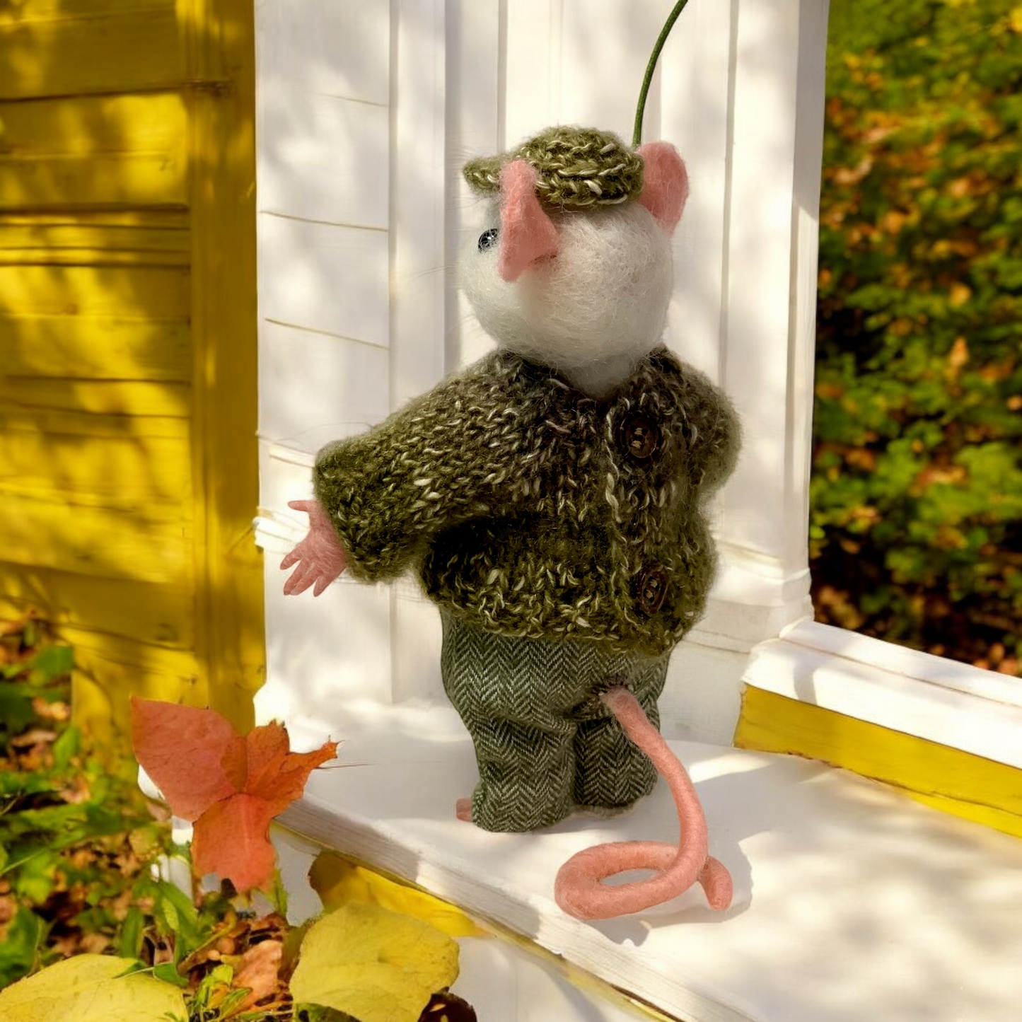 Needle-Felted Lucas the Mouse – Handmade Natural Fiber Art Doll | Whimsical Collectible with Autumn Leaf