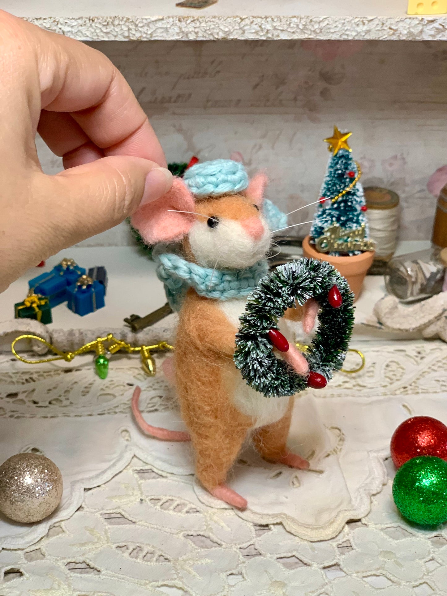 Christmas Mouse Pip - Handmade Needle-Felted Waldorf-Inspired Toy with Winter Wreath, Festive Decoration or Collectible Gift