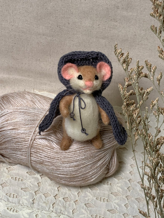 Peter the Mouse – Needle Felted Wool Wanderer with Cloak & Walking Stick | Handmade Collectible Art Doll