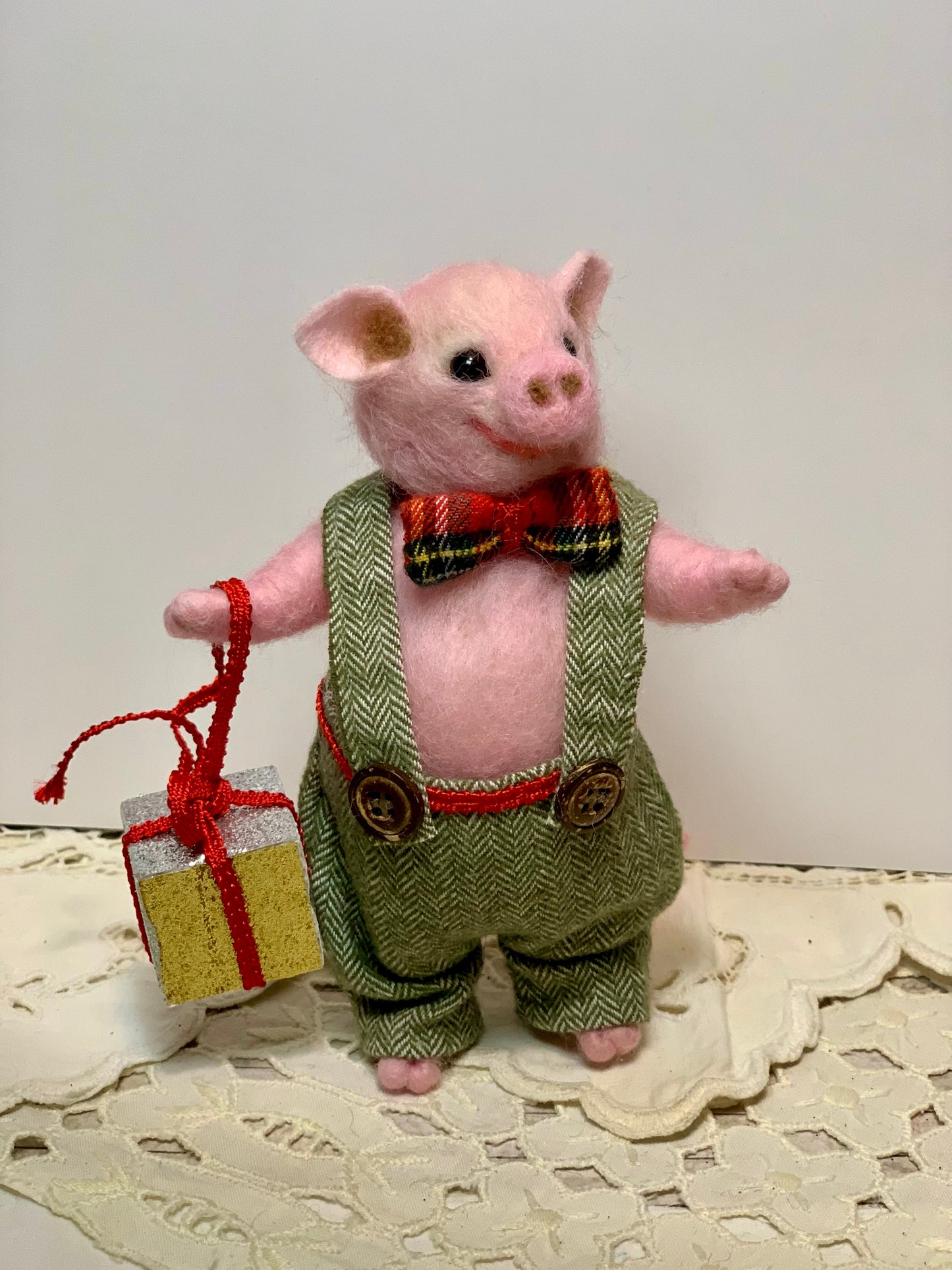 Needle Felted Christmas Pig in Festive Outfit – Handmade Cute Piggy Toy – Perfect Gift for Pig Lovers – Farm Animal Plush – Wool Pig Figurine