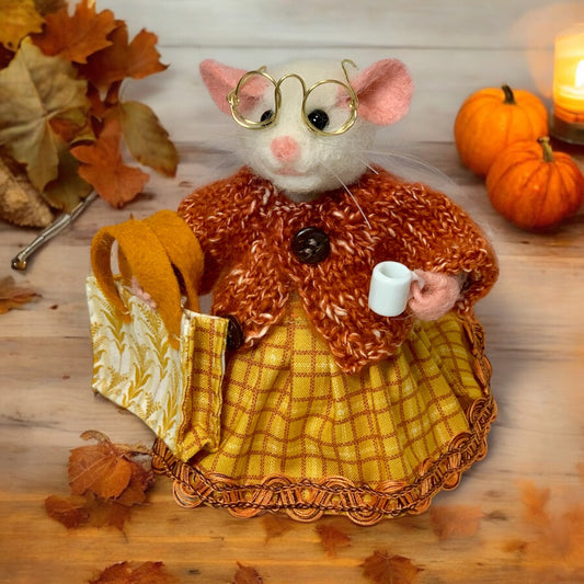 Maple Needle-Felted Mouse – Handmade Autumn Decor, Cute Coffee Lover Mouse, Fall Gift, Wool Figurine for Mouse Collectors Stuffed Animal Toy