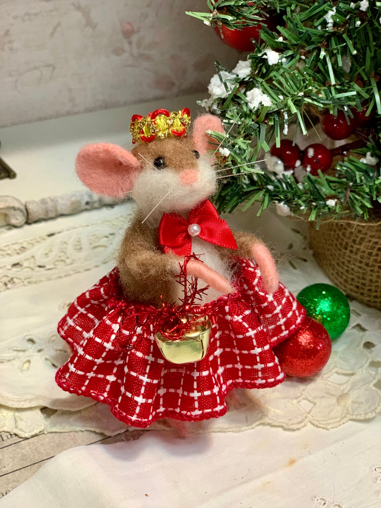 Needle-Felted Christmas Mouse Pippa – Handmade Natural Fiber Art Doll | Whimsical Woodland Decor Collectible Dressed Figurine