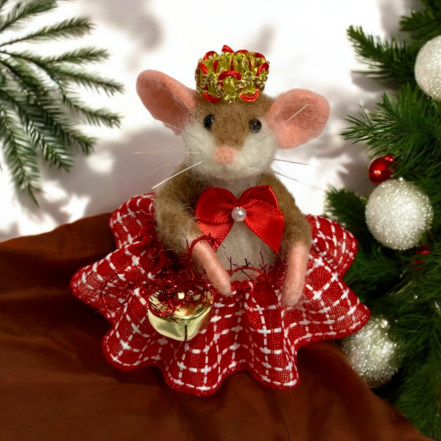 Needle-Felted Christmas Mouse Pippa – Handmade Natural Fiber Art Doll | Whimsical Woodland Decor Collectible Dressed Figurine