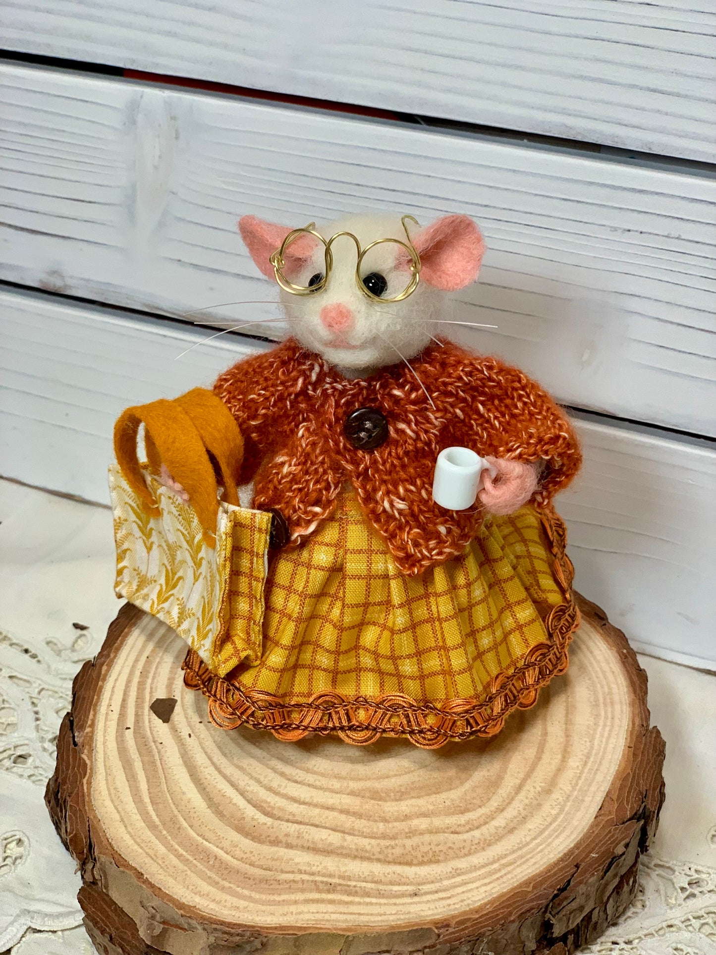 Maple Needle-Felted Mouse – Handmade Autumn Decor, Cute Coffee Lover Mouse, Fall Gift, Wool Figurine for Mouse Collectors Stuffed Animal Toy