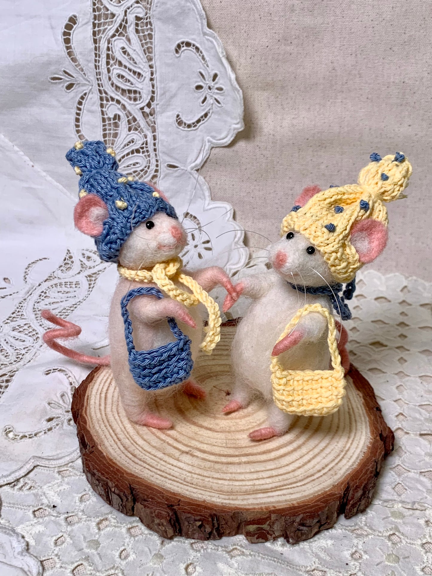 Handmade Needle Felted Mouse – Whimsical Wool Art Dolls in Colorful Outfits – Collectible Figurines, Gift for Mouse Lovers
