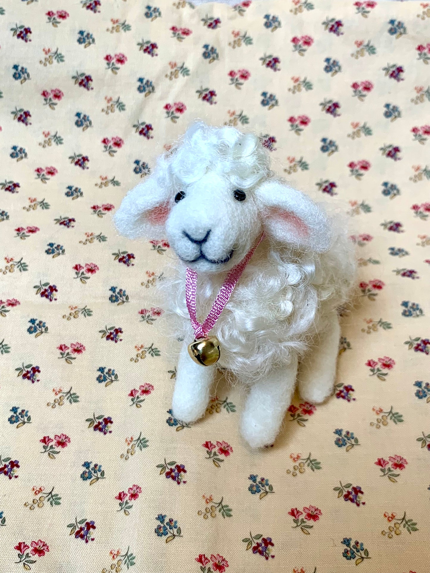 Needle Felted Sheep Lillibelle – Handmade Wool Animal, Soft Pastel Spring Decor, Collectible Waldorf Doll, Farmhouse Gift